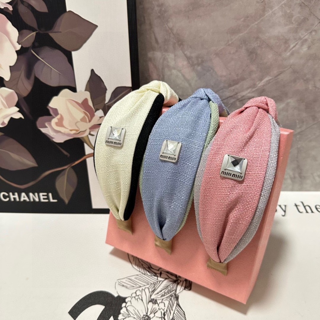  配专柜包装
MiuMiu（缪缪）最新发箍
小仙女快入手
特殊材质 不嘞头
可盐可甜～