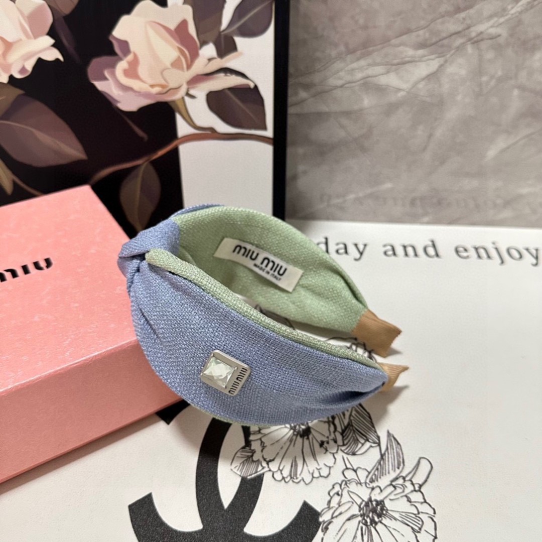  配专柜包装
MiuMiu（缪缪）最新发箍
小仙女快入手
特殊材质 不嘞头
可盐可甜～