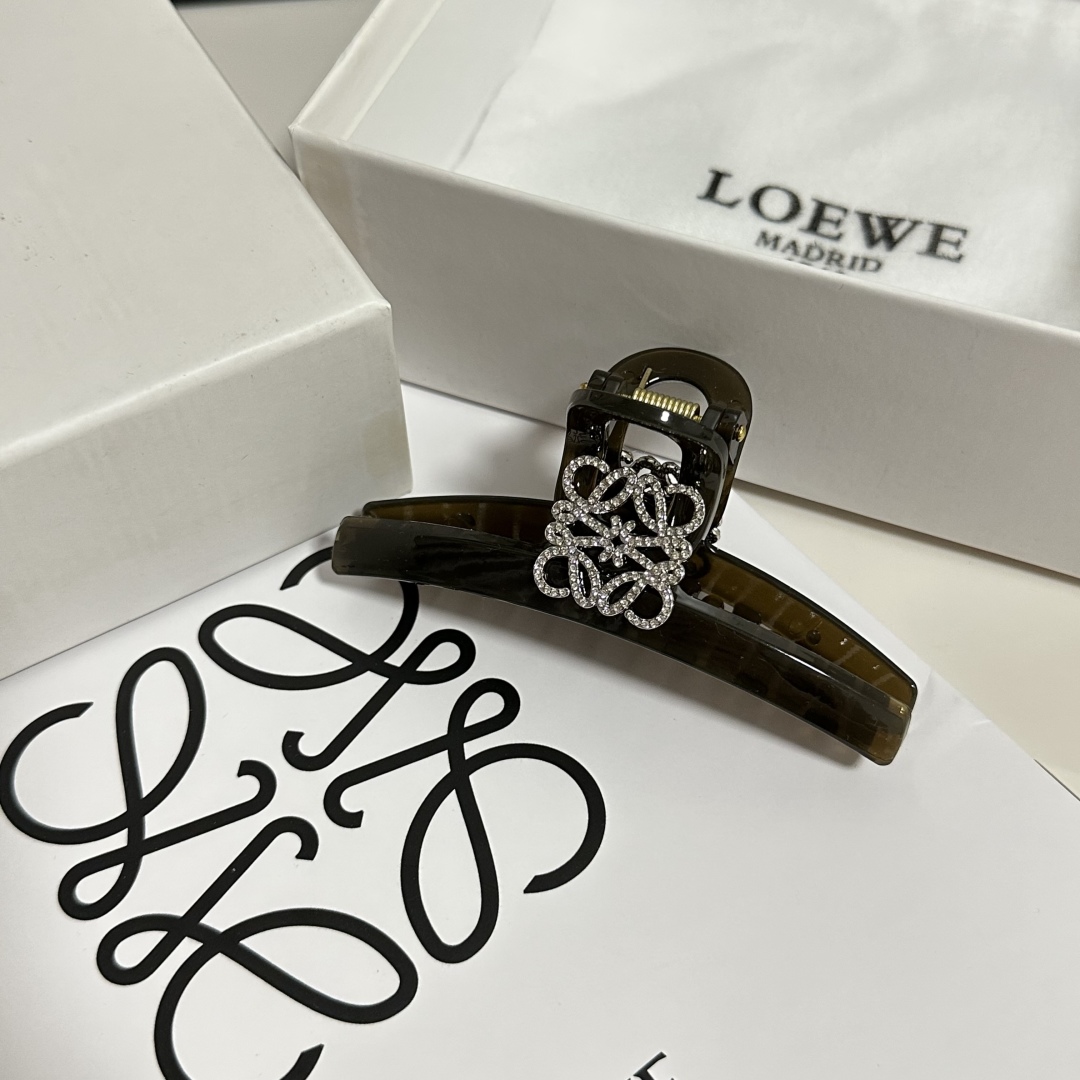 （单个）配专柜包装 
Loewe（罗意威）中古vintage复古捷克钻抓夹
优雅的girl值得入手 非常