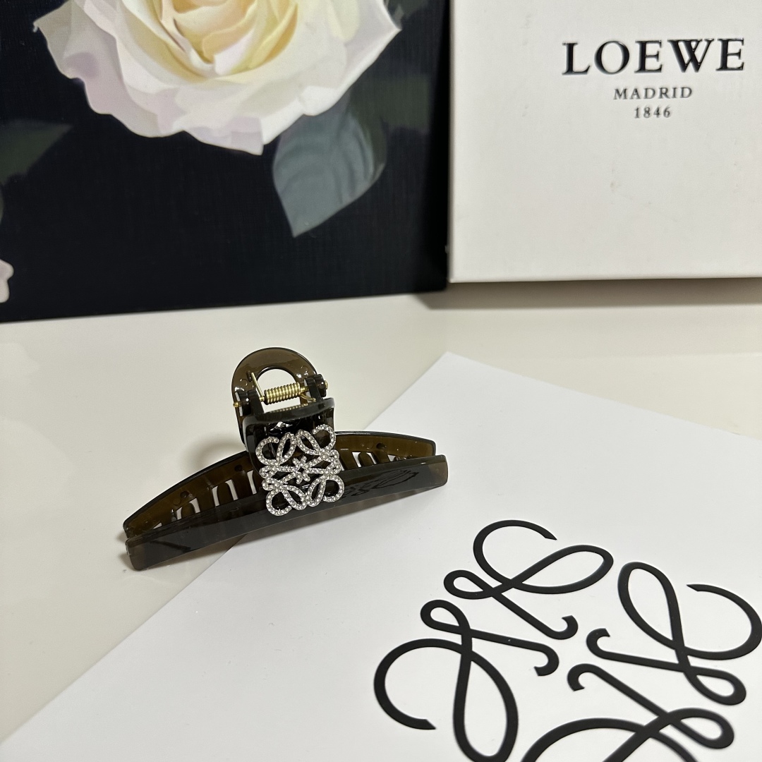（单个）配专柜包装 
Loewe（罗意威）中古vintage复古捷克钻抓夹
优雅的girl值得入手 非常