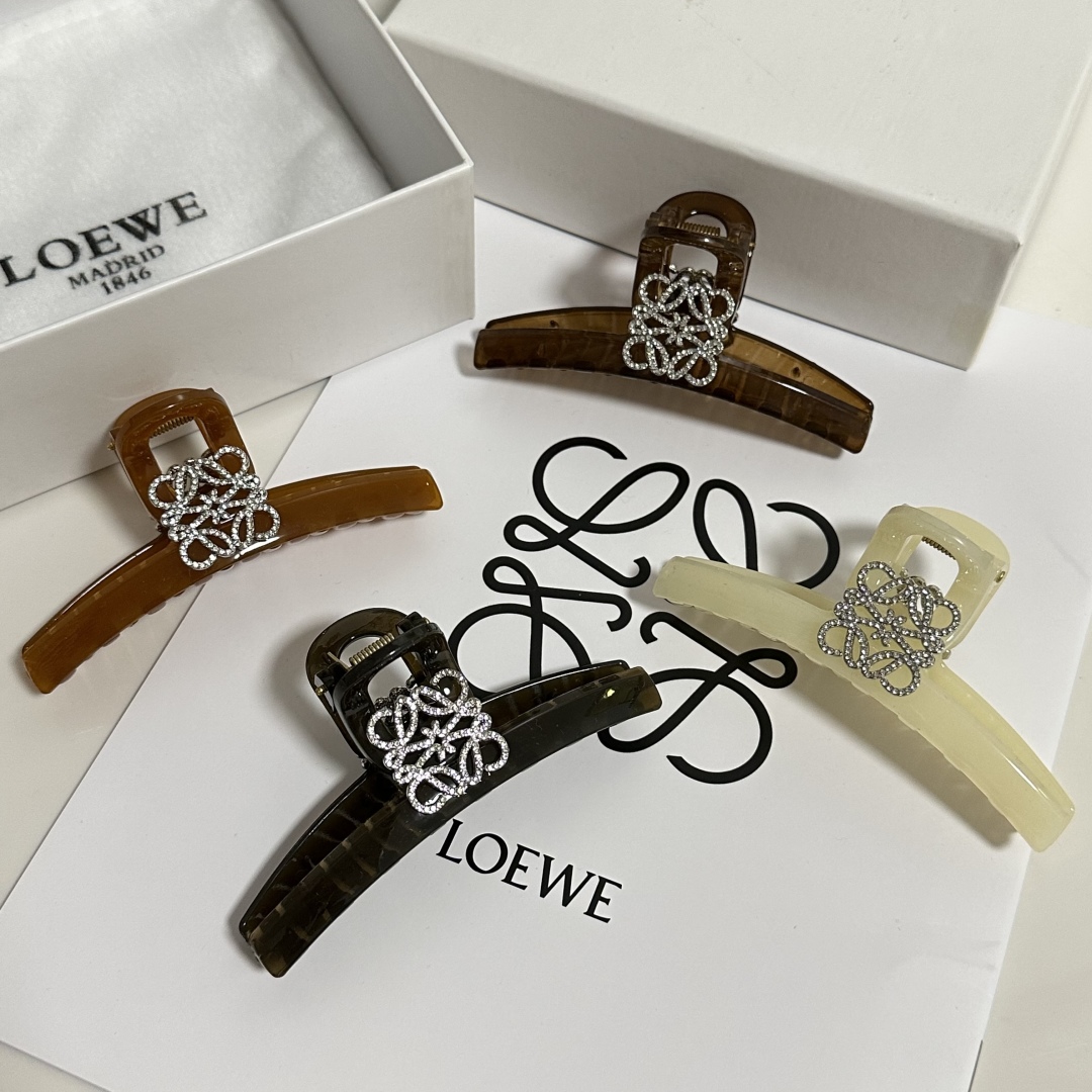 （单个）配专柜包装 
Loewe（罗意威）中古vintage复古捷克钻抓夹
优雅的girl值得入手 非常