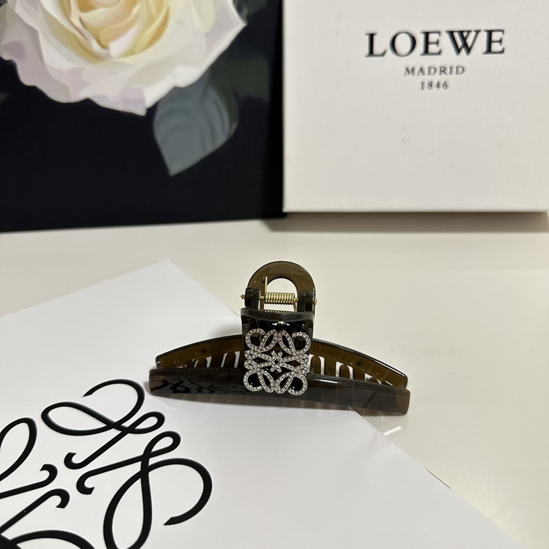 （单个）配专柜包装 
Loewe（罗意威）中古vintage复古捷克钻抓夹
优雅的girl值得入手 非常