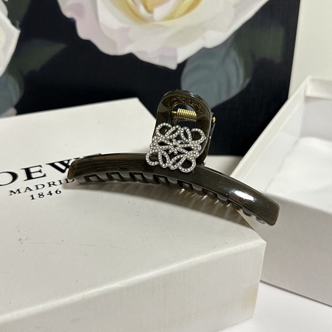 （单个）配专柜包装 
Loewe（罗意威）中古vintage复古捷克钻抓夹
优雅的girl值得入手 非常