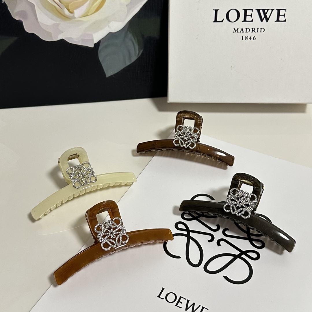 （单个）配专柜包装 
Loewe（罗意威）中古vintage复古捷克钻抓夹
优雅的girl值得入手 非常