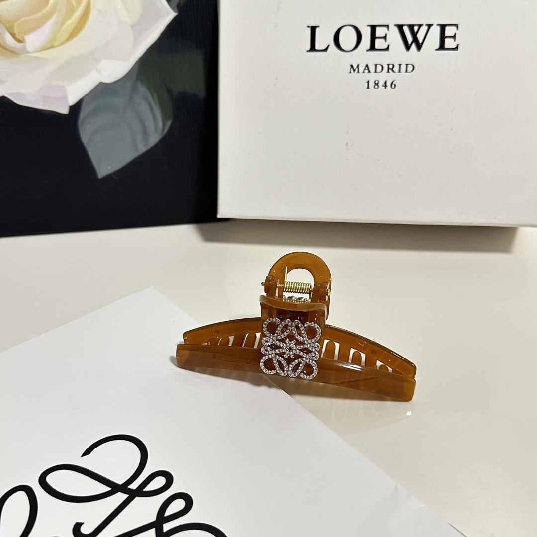 （单个）配专柜包装 
Loewe（罗意威）中古vintage复古捷克钻抓夹
优雅的girl值得入手 非常