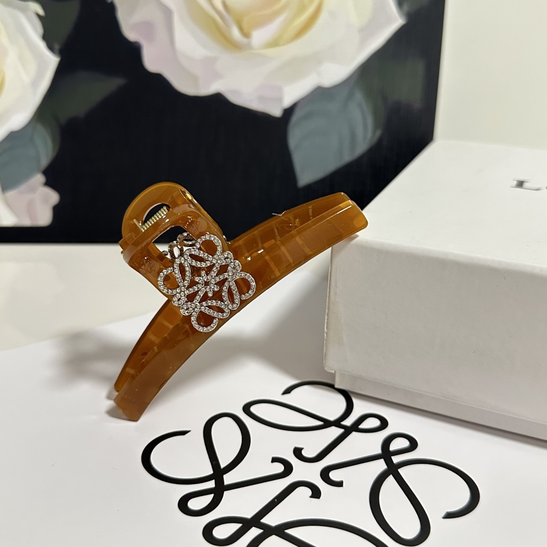 （单个）配专柜包装 
Loewe（罗意威）中古vintage复古捷克钻抓夹
优雅的girl值得入手 非常