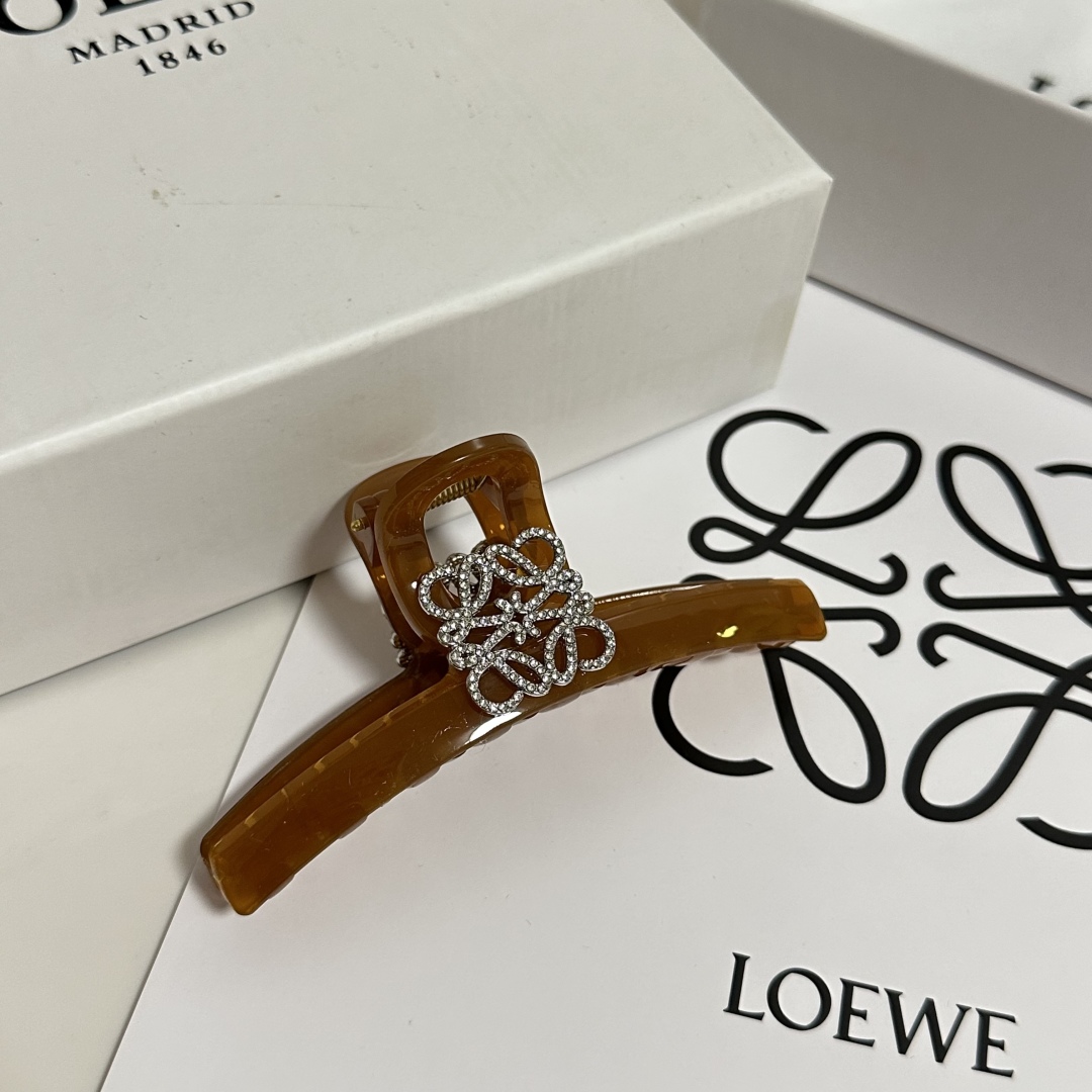 （单个）配专柜包装 
Loewe（罗意威）中古vintage复古捷克钻抓夹
优雅的girl值得入手 非常