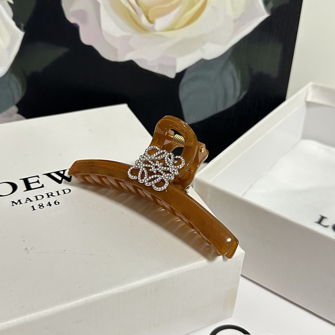 （单个）配专柜包装 
Loewe（罗意威）中古vintage复古捷克钻抓夹
优雅的girl值得入手 非常
