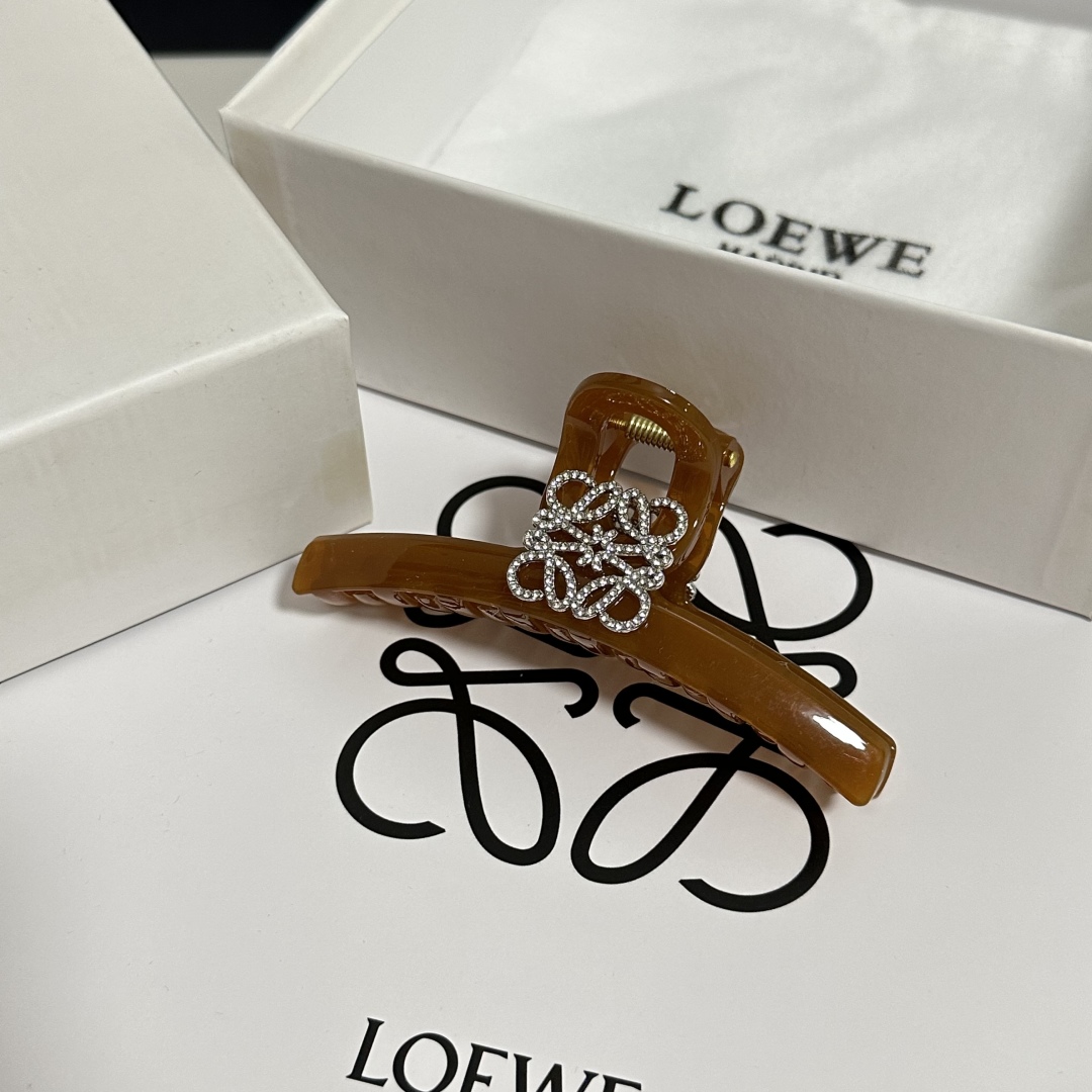 （单个）配专柜包装 
Loewe（罗意威）中古vintage复古捷克钻抓夹
优雅的girl值得入手 非常