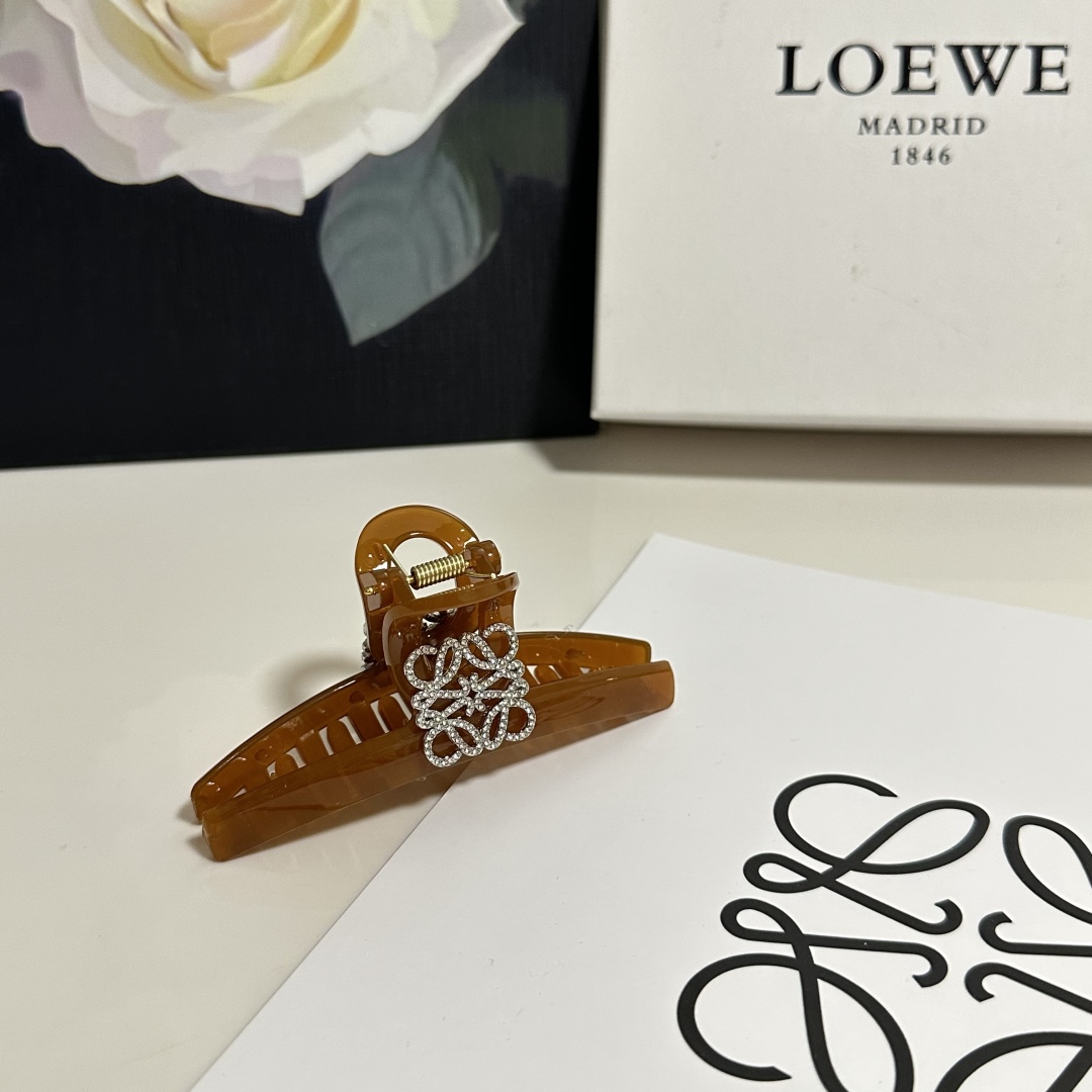 （单个）配专柜包装 
Loewe（罗意威）中古vintage复古捷克钻抓夹
优雅的girl值得入手 非常