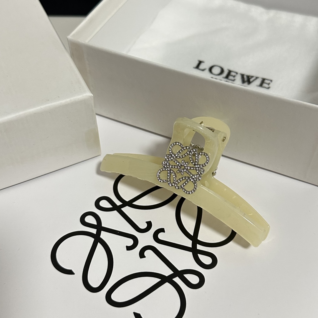 （单个）配专柜包装 
Loewe（罗意威）中古vintage复古捷克钻抓夹
优雅的girl值得入手 非常