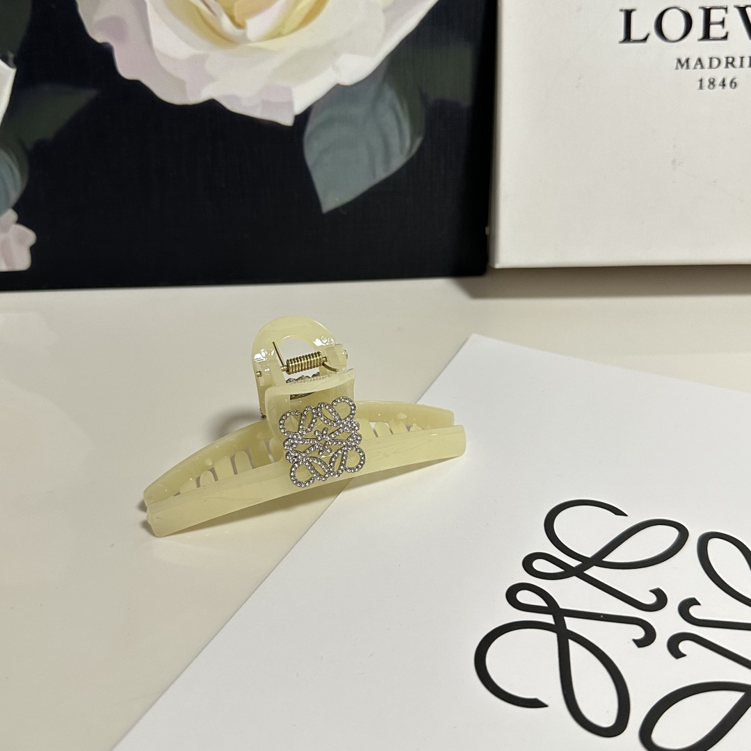 （单个）配专柜包装 
Loewe（罗意威）中古vintage复古捷克钻抓夹
优雅的girl值得入手 非常