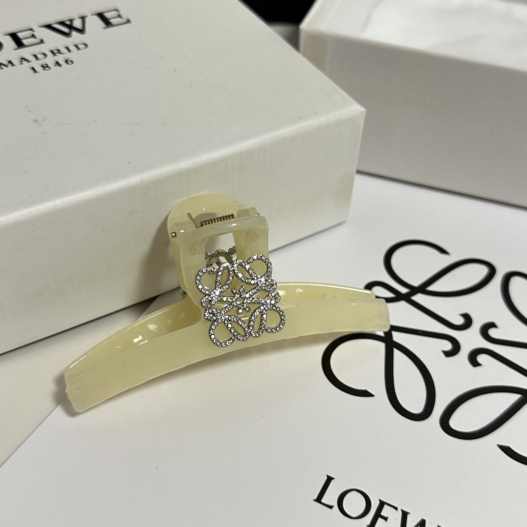 （单个）配专柜包装 
Loewe（罗意威）中古vintage复古捷克钻抓夹
优雅的girl值得入手 非常