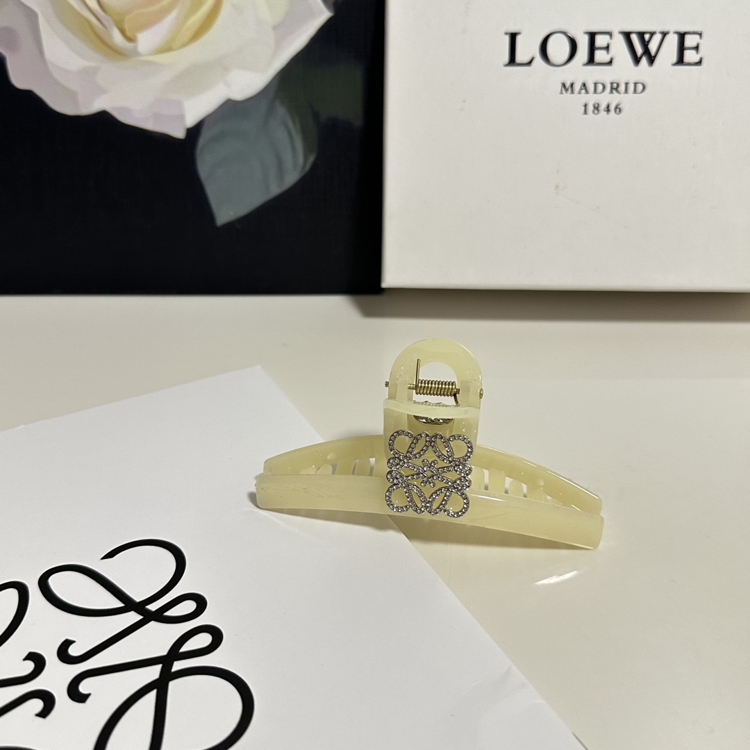 （单个）配专柜包装 
Loewe（罗意威）中古vintage复古捷克钻抓夹
优雅的girl值得入手 非常