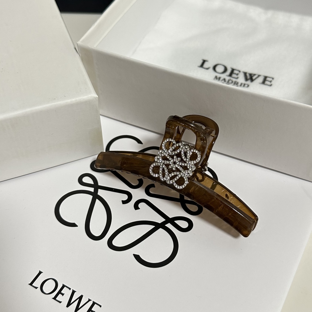 （单个）配专柜包装 
Loewe（罗意威）中古vintage复古捷克钻抓夹
优雅的girl值得入手 非常