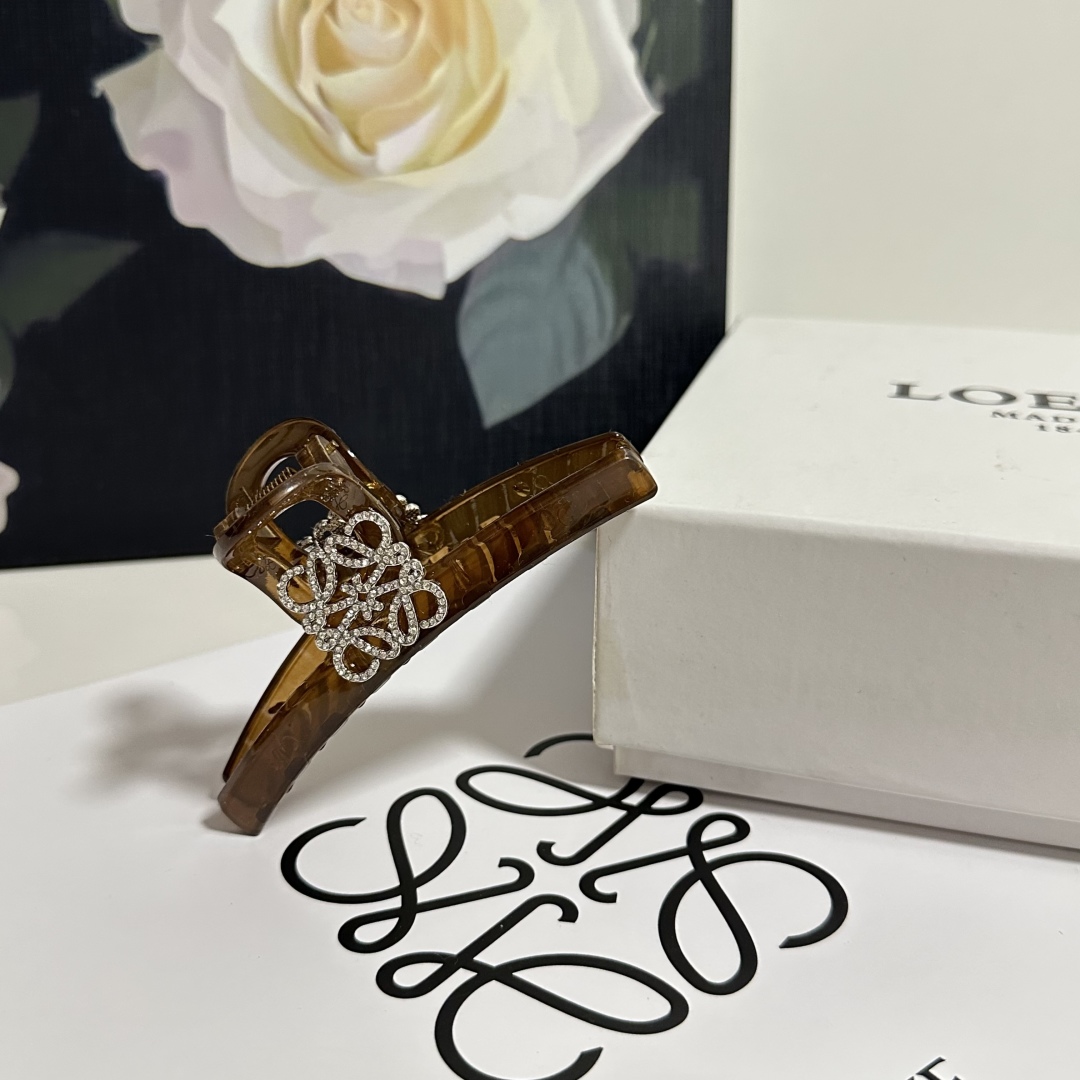 （单个）配专柜包装 
Loewe（罗意威）中古vintage复古捷克钻抓夹
优雅的girl值得入手 非常