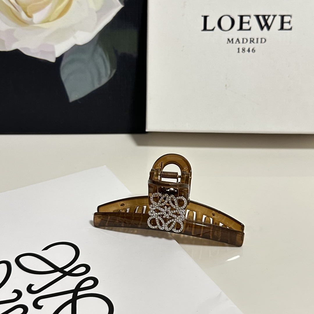 （单个）配专柜包装 
Loewe（罗意威）中古vintage复古捷克钻抓夹
优雅的girl值得入手 非常