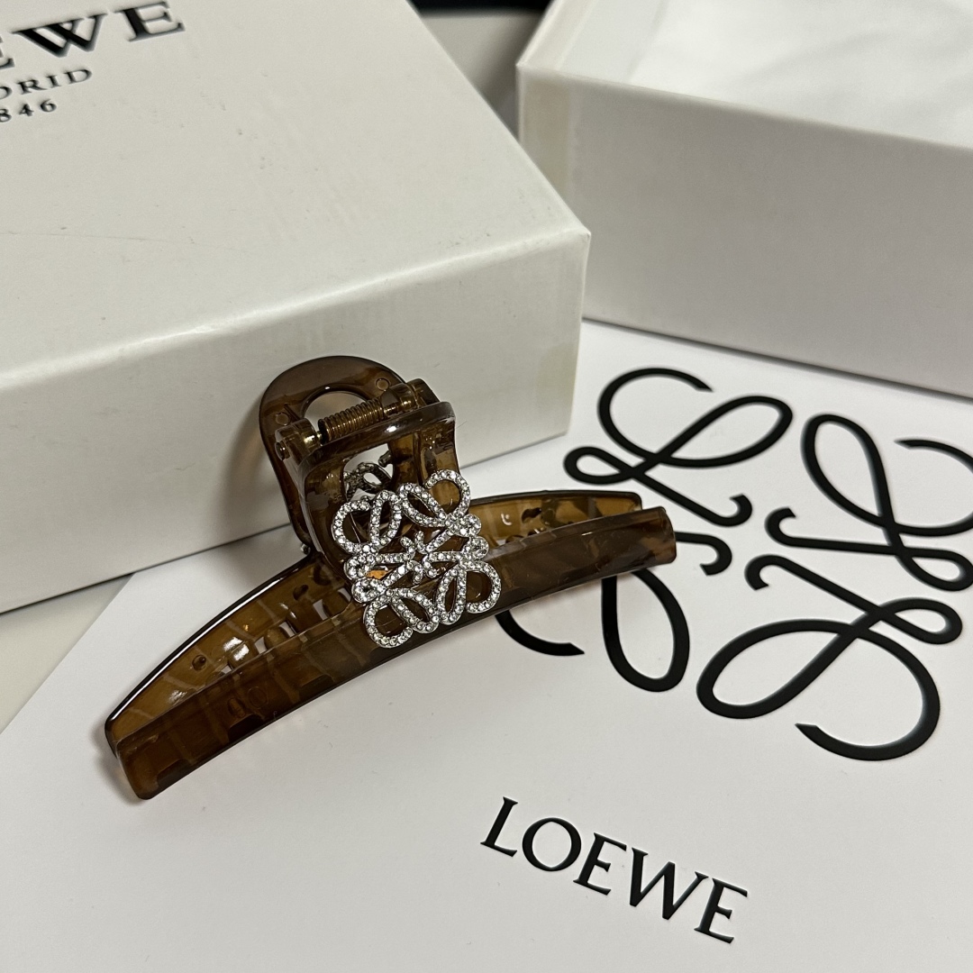 （单个）配专柜包装 
Loewe（罗意威）中古vintage复古捷克钻抓夹
优雅的girl值得入手 非常
