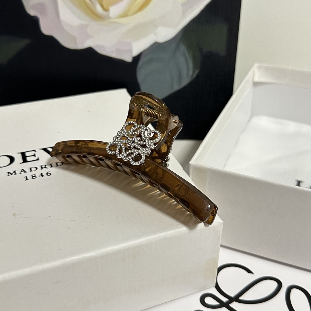 （单个）配专柜包装 
Loewe（罗意威）中古vintage复古捷克钻抓夹
优雅的girl值得入手 非常