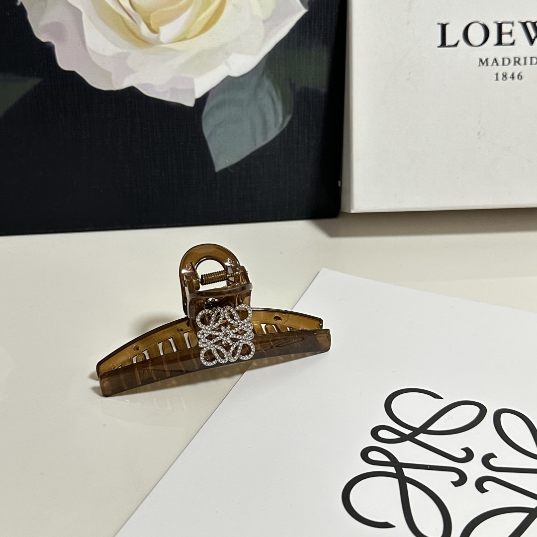 （单个）配专柜包装 
Loewe（罗意威）中古vintage复古捷克钻抓夹
优雅的girl值得入手 非常