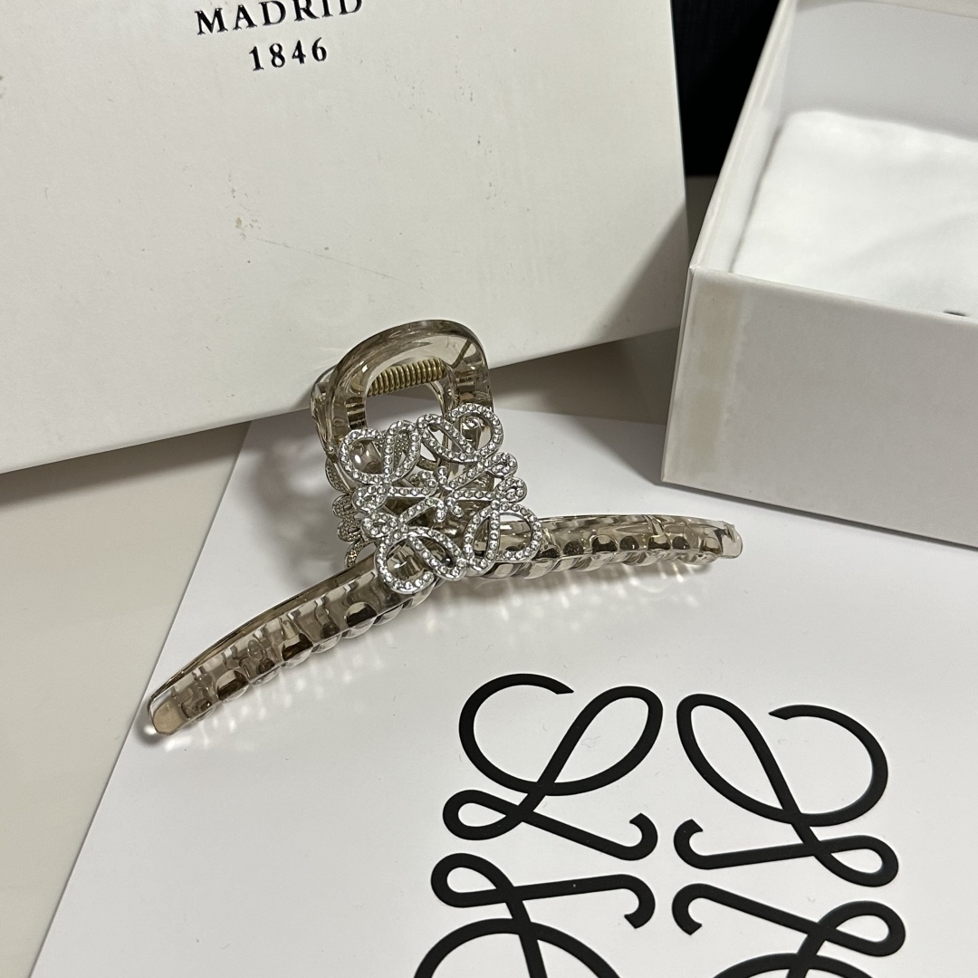 （单个）配专柜包装 
Loewe（罗意威）中古vintage复古捷克钻抓夹
优雅的girl值得入手 非常
