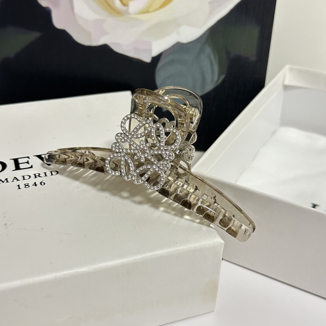 （单个）配专柜包装 
Loewe（罗意威）中古vintage复古捷克钻抓夹
优雅的girl值得入手 非常