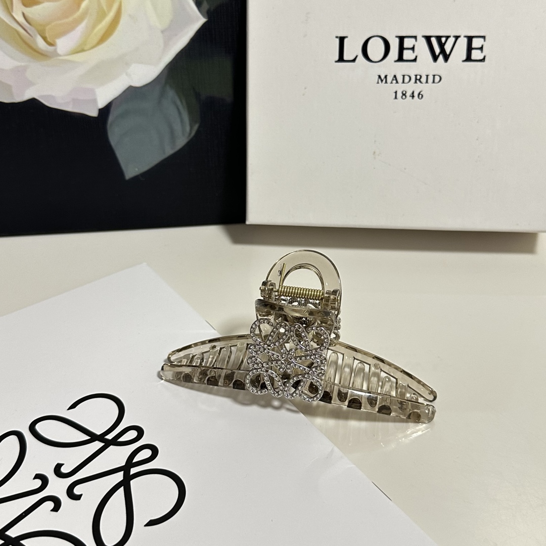 （单个）配专柜包装 
Loewe（罗意威）中古vintage复古捷克钻抓夹
优雅的girl值得入手 非常