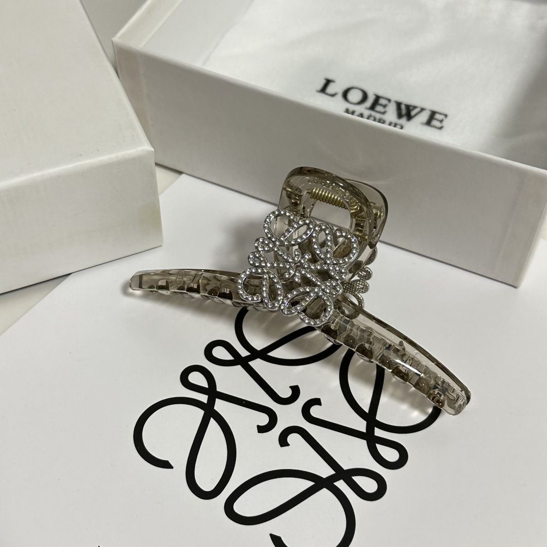 （单个）配专柜包装 
Loewe（罗意威）中古vintage复古捷克钻抓夹
优雅的girl值得入手 非常