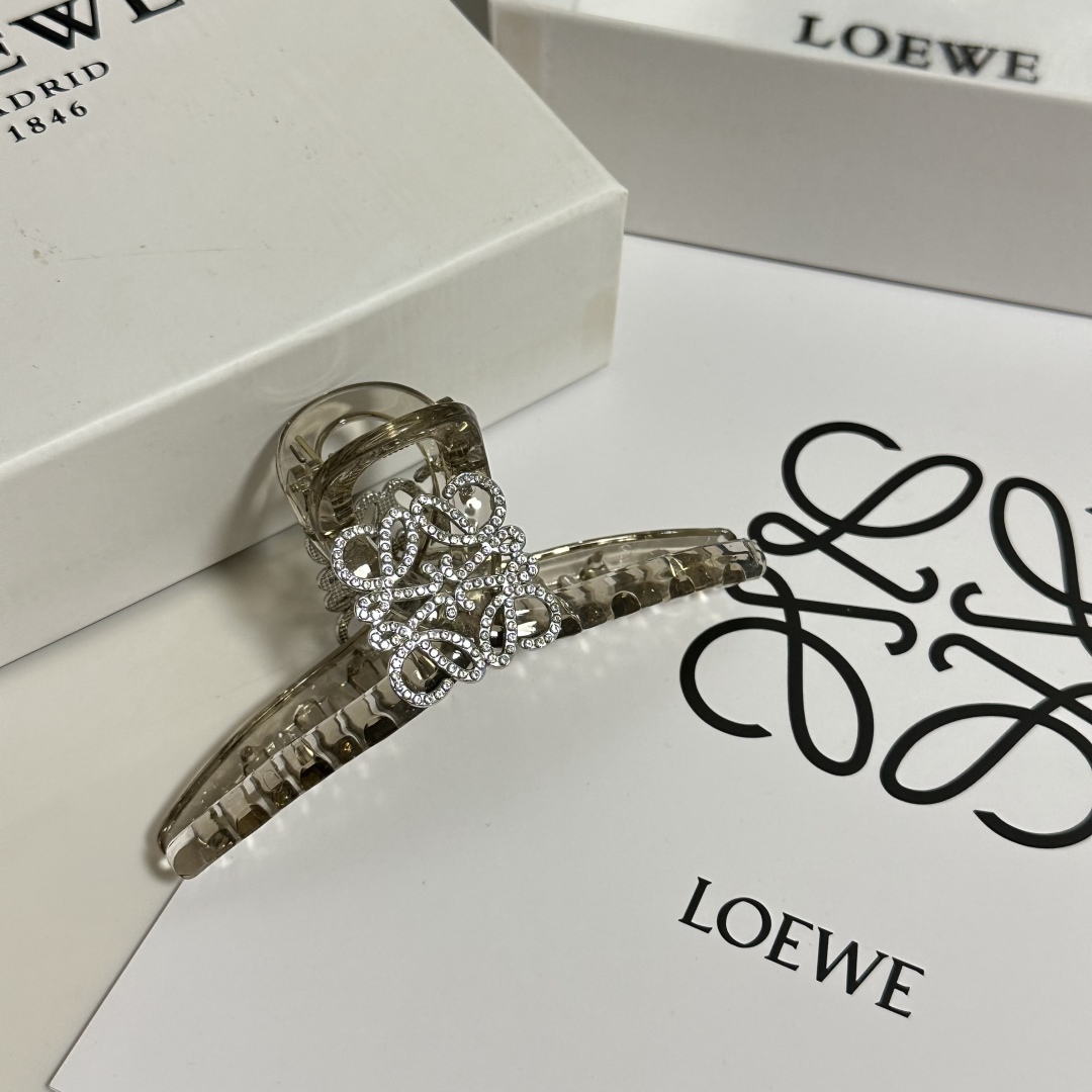 （单个）配专柜包装 
Loewe（罗意威）中古vintage复古捷克钻抓夹
优雅的girl值得入手 非常