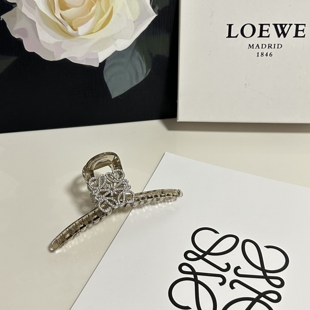 （单个）配专柜包装 
Loewe（罗意威）中古vintage复古捷克钻抓夹
优雅的girl值得入手 非常
