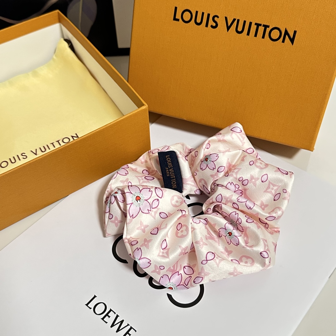  配包装
LV（路易威登）经典真丝发圈 带头上或者手上都非常好看  时尚百搭人手必备单品☑️