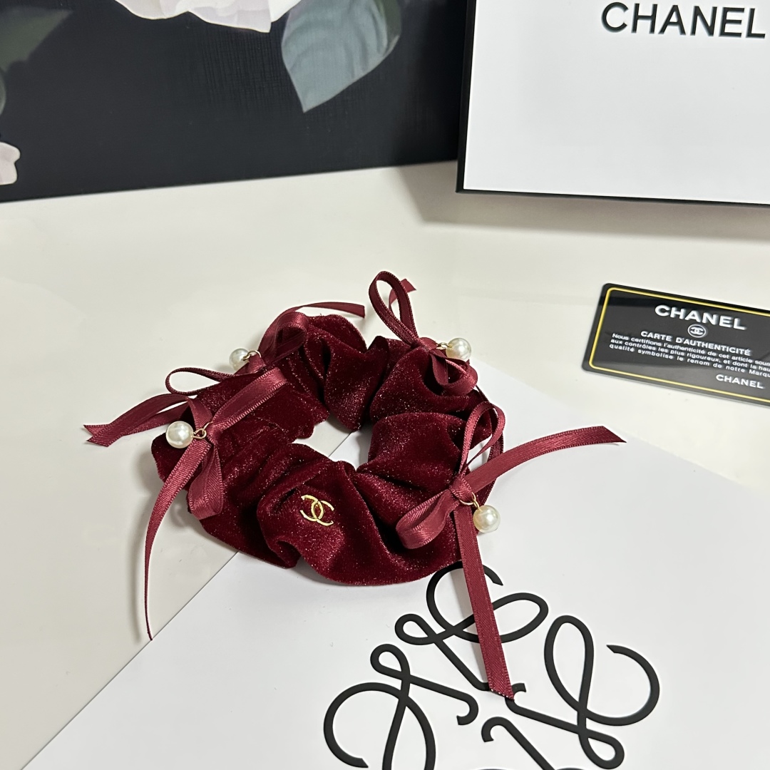  配包装
Chanel（香奈儿）小香风丝绒发圈 带头上或者手上都非常好看  时尚百搭人手必备单品☑️