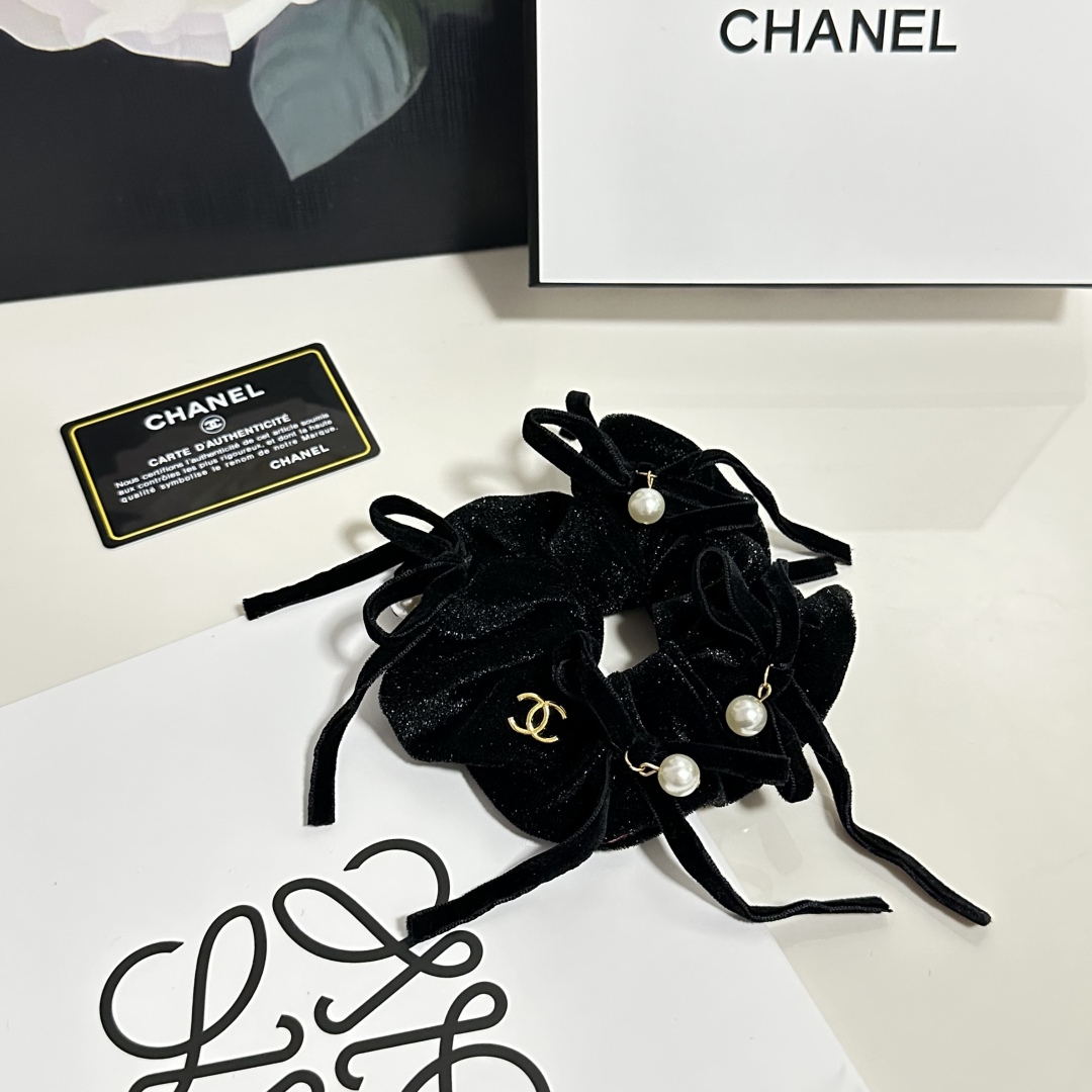  配包装
Chanel（香奈儿）小香风丝绒发圈 带头上或者手上都非常好看  时尚百搭人手必备单品☑️