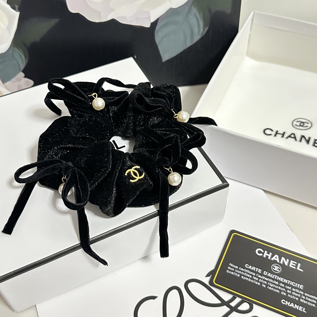  配包装
Chanel（香奈儿）小香风丝绒发圈 带头上或者手上都非常好看  时尚百搭人手必备单品☑️