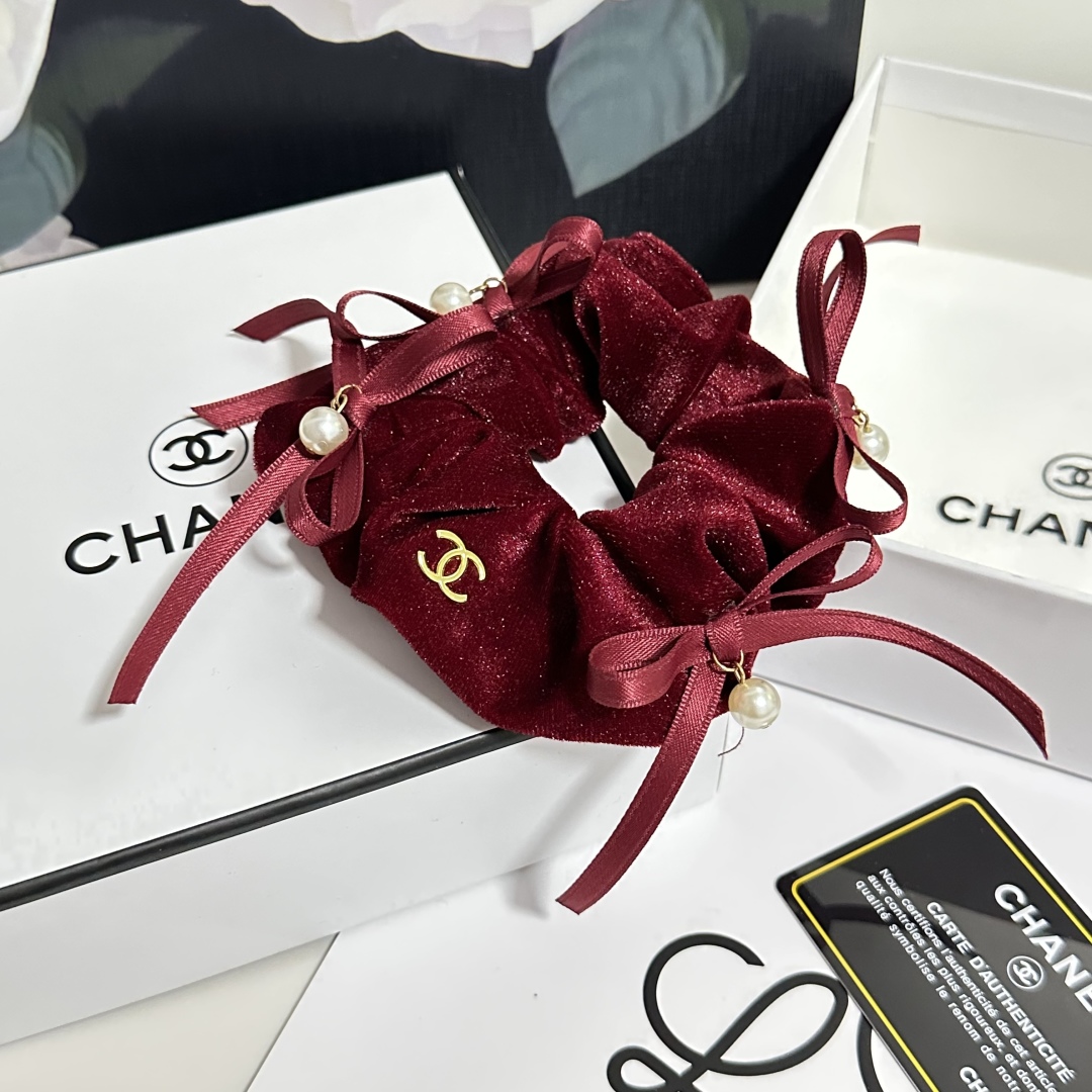  配包装
Chanel（香奈儿）小香风丝绒发圈 带头上或者手上都非常好看  时尚百搭人手必备单品☑️
