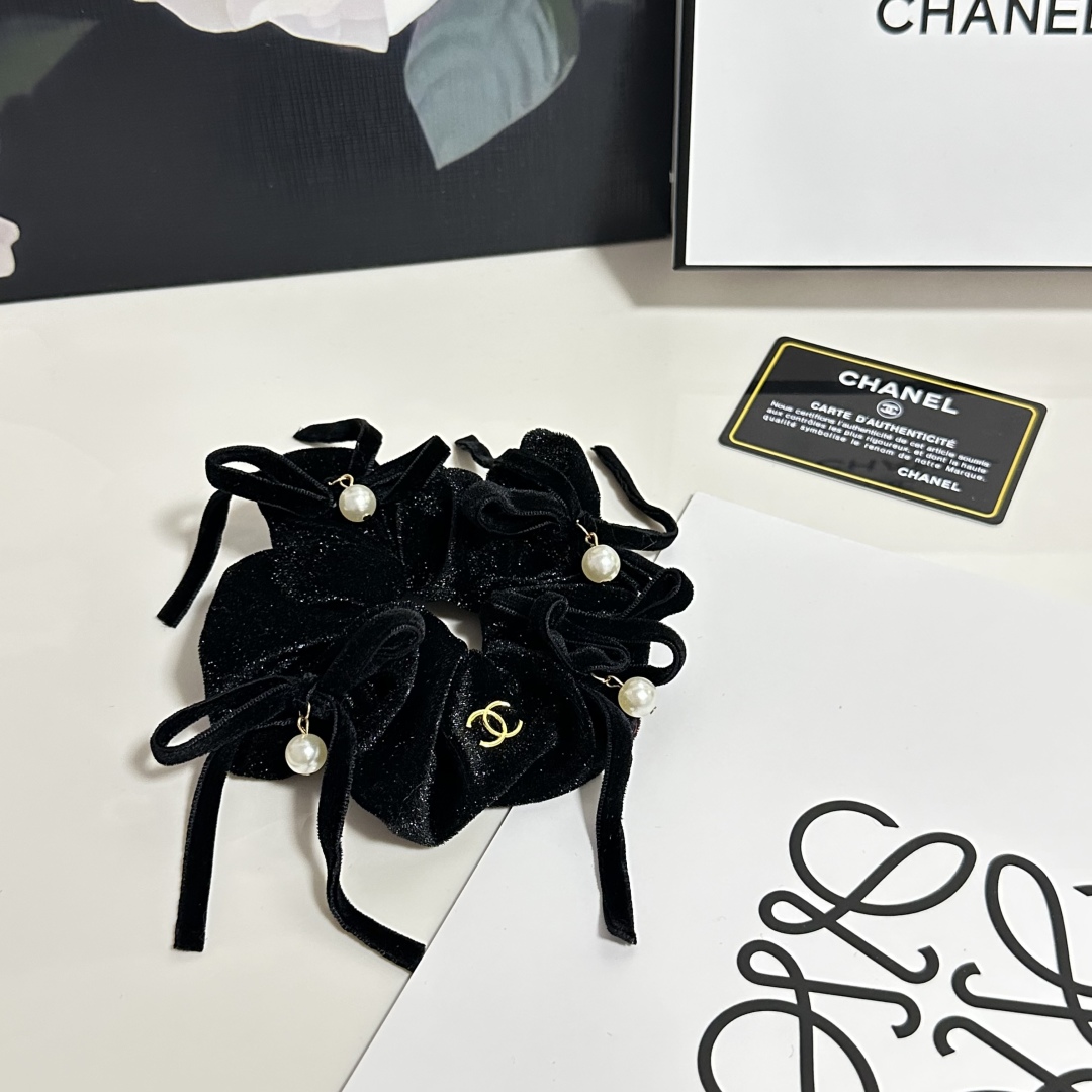  配包装
Chanel（香奈儿）小香风丝绒发圈 带头上或者手上都非常好看  时尚百搭人手必备单品☑️