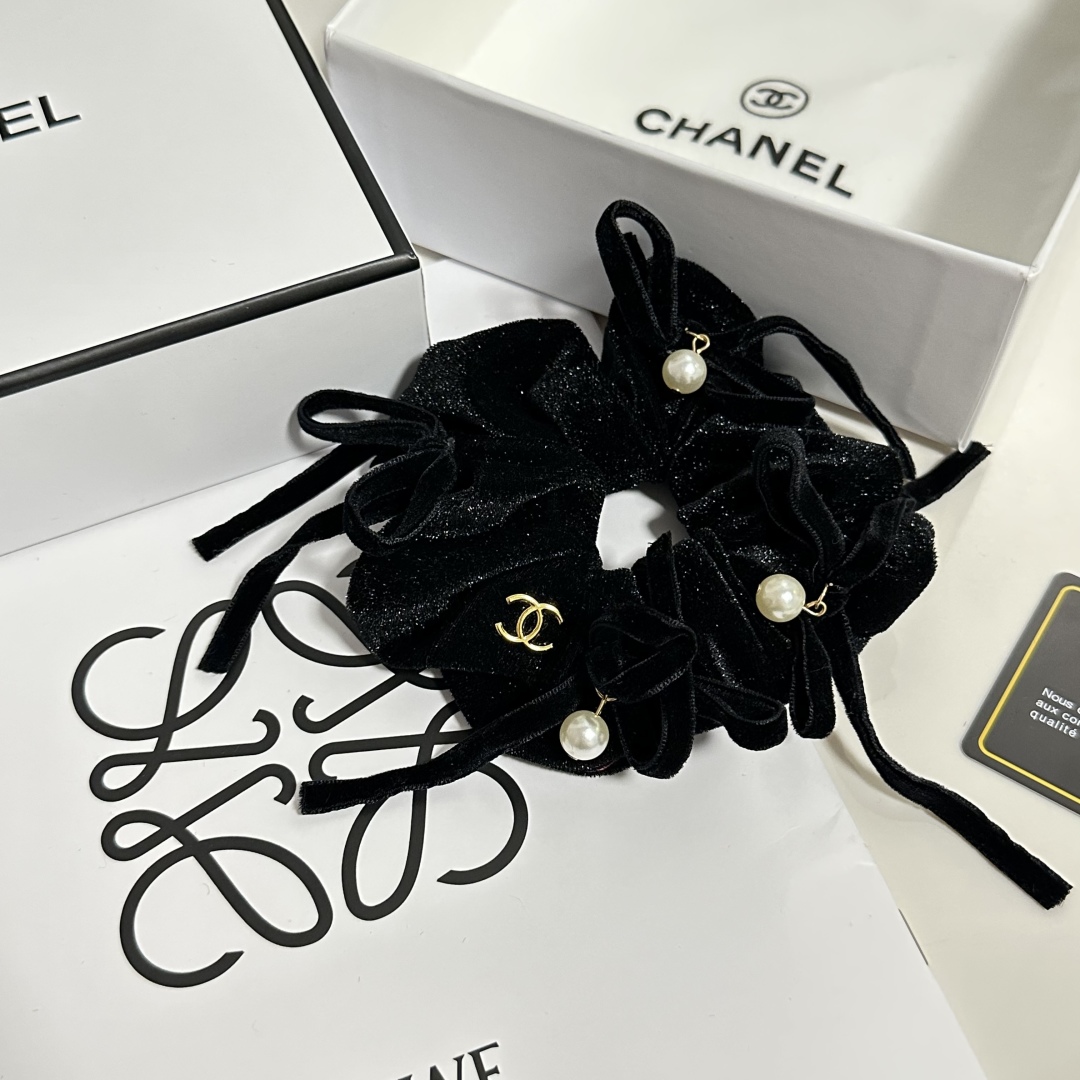  配包装
Chanel（香奈儿）小香风丝绒发圈 带头上或者手上都非常好看  时尚百搭人手必备单品☑️