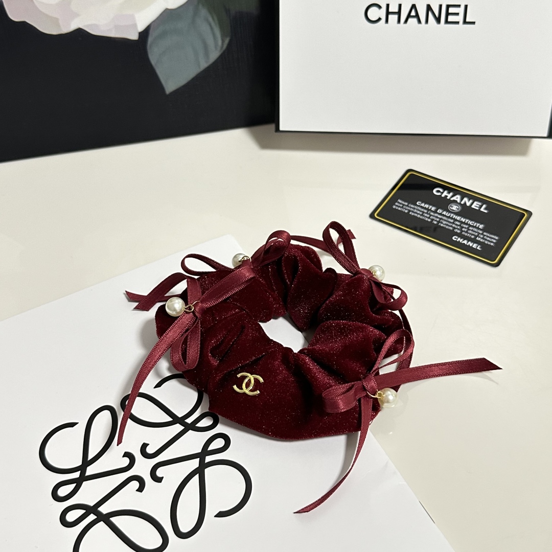  配包装
Chanel（香奈儿）小香风丝绒发圈 带头上或者手上都非常好看  时尚百搭人手必备单品☑️