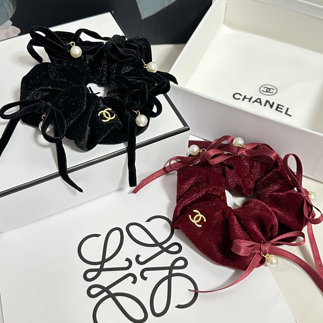  配包装
Chanel（香奈儿）小香风丝绒发圈 带头上或者手上都非常好看  时尚百搭人手必备单品☑️