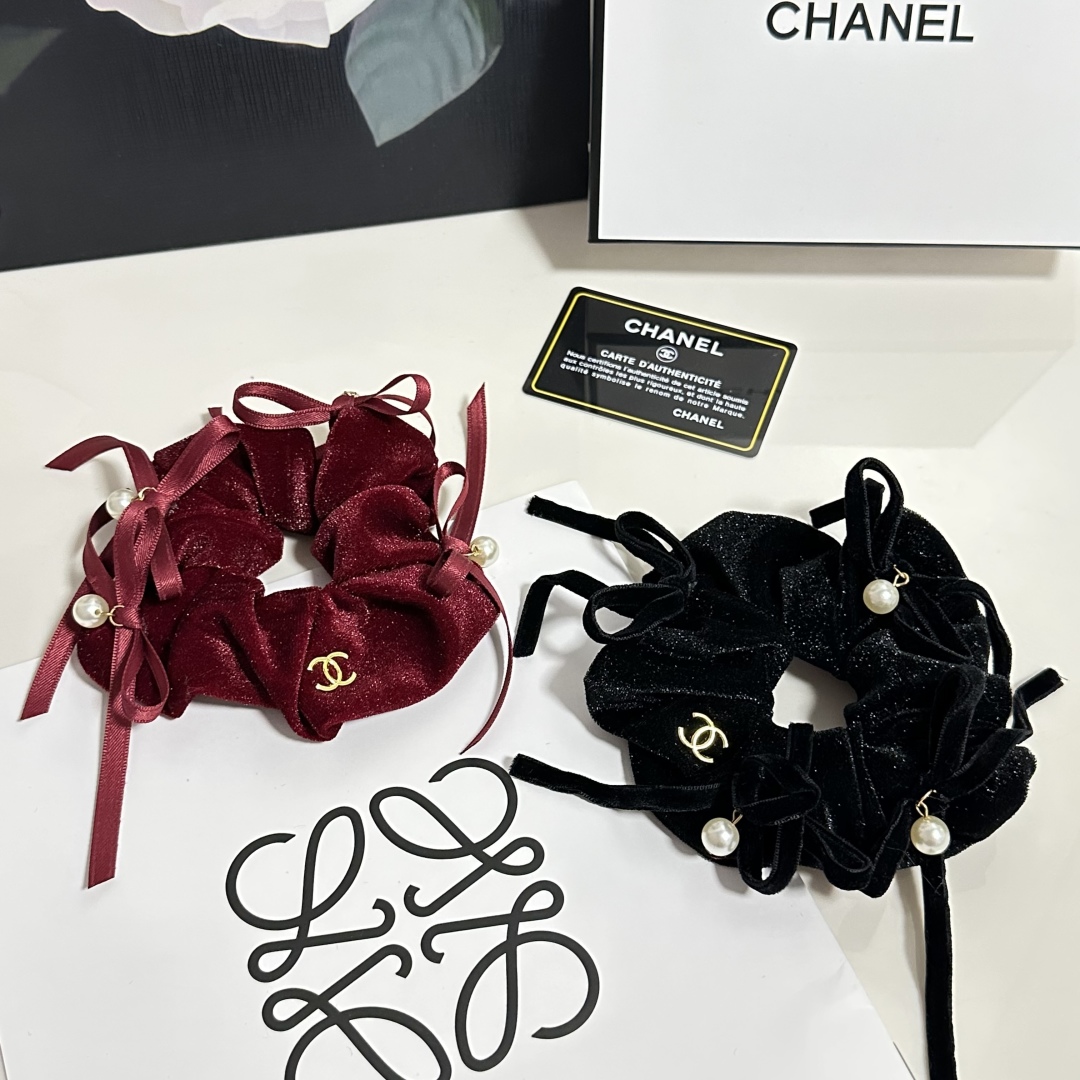  配包装
Chanel（香奈儿）小香风丝绒发圈 带头上或者手上都非常好看  时尚百搭人手必备单品☑️
