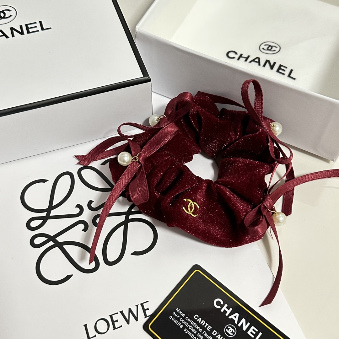  配包装
Chanel（香奈儿）小香风丝绒发圈 带头上或者手上都非常好看  时尚百搭人手必备单品☑️