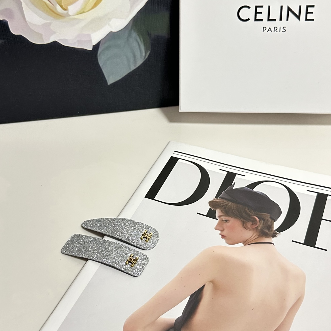    （两件套） 配全套包装
Celine（赛琳）今年最好卖的新款
Vintage中古复古发夹
超仙的一