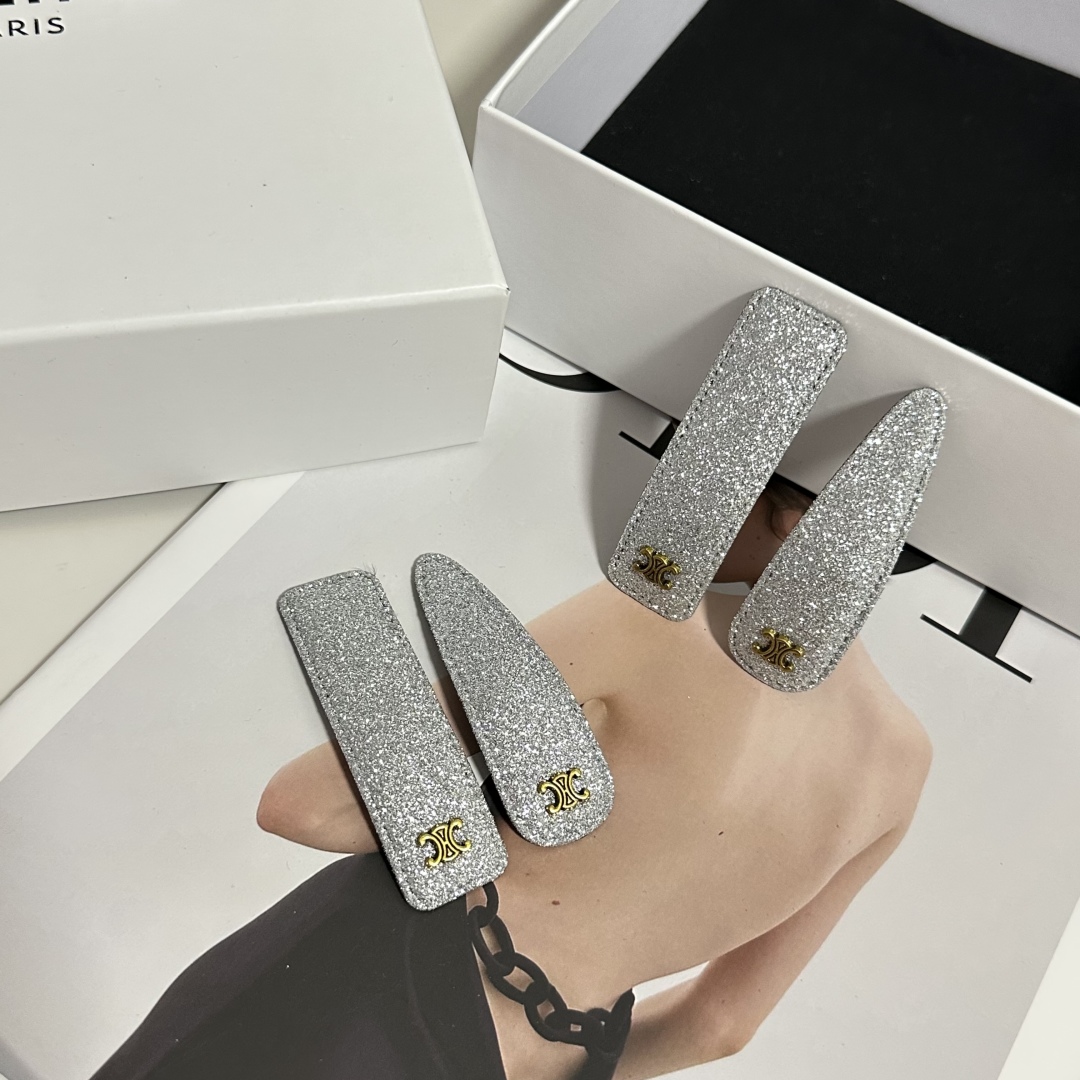    （两件套） 配全套包装
Celine（赛琳）今年最好卖的新款
Vintage中古复古发夹
超仙的一