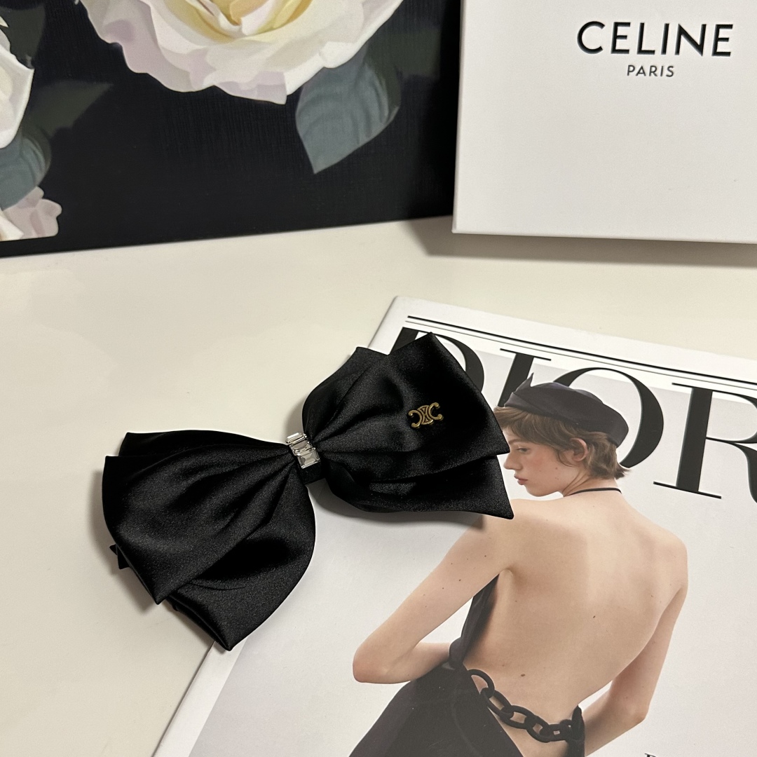  配专柜包装
Celine（赛琳）最新蝴蝶结中古五金发夹#
信我！人手必备的单品 这件必须买
洋气神仙颜