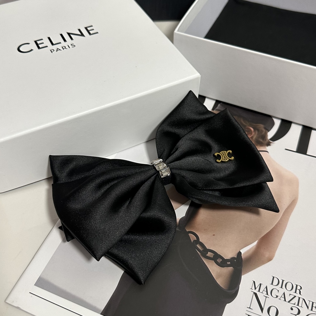  配专柜包装
Celine（赛琳）最新蝴蝶结中古五金发夹#
信我！人手必备的单品 这件必须买
洋气神仙颜