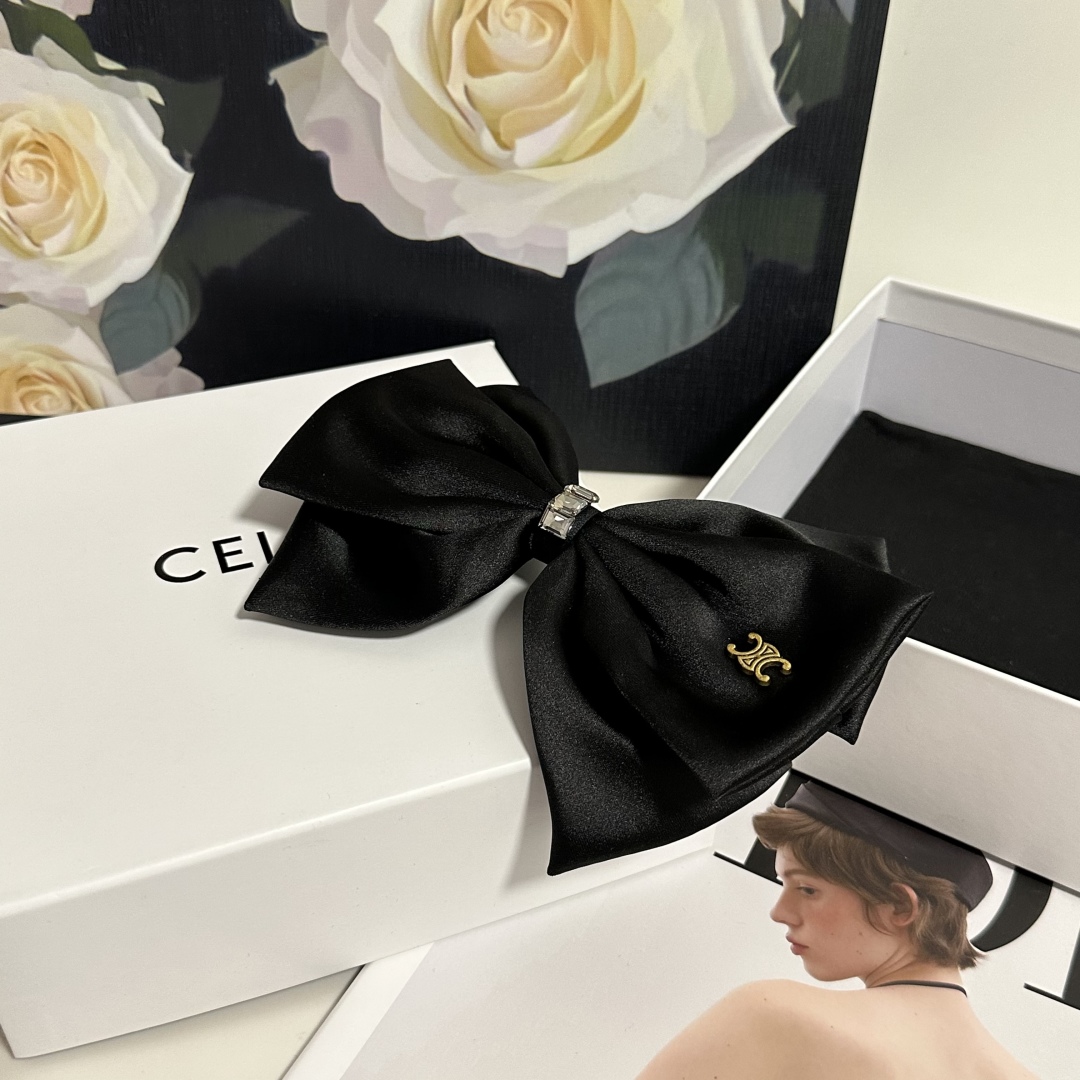  配专柜包装
Celine（赛琳）最新蝴蝶结中古五金发夹#
信我！人手必备的单品 这件必须买
洋气神仙颜