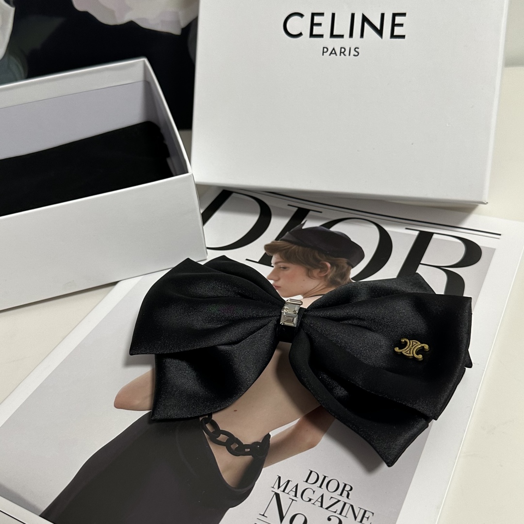  配专柜包装
Celine（赛琳）最新蝴蝶结中古五金发夹#
信我！人手必备的单品 这件必须买
洋气神仙颜