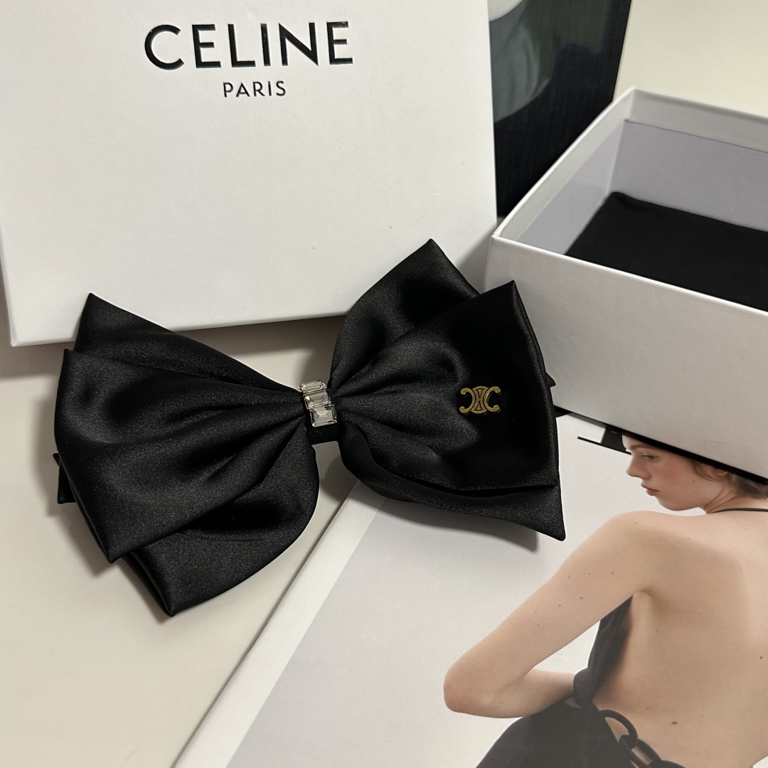  配专柜包装
Celine（赛琳）最新蝴蝶结中古五金发夹#
信我！人手必备的单品 这件必须买
洋气神仙颜