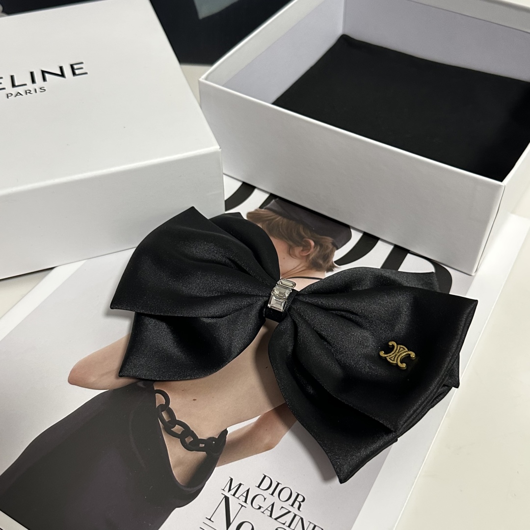  配专柜包装
Celine（赛琳）最新蝴蝶结中古五金发夹#
信我！人手必备的单品 这件必须买
洋气神仙颜