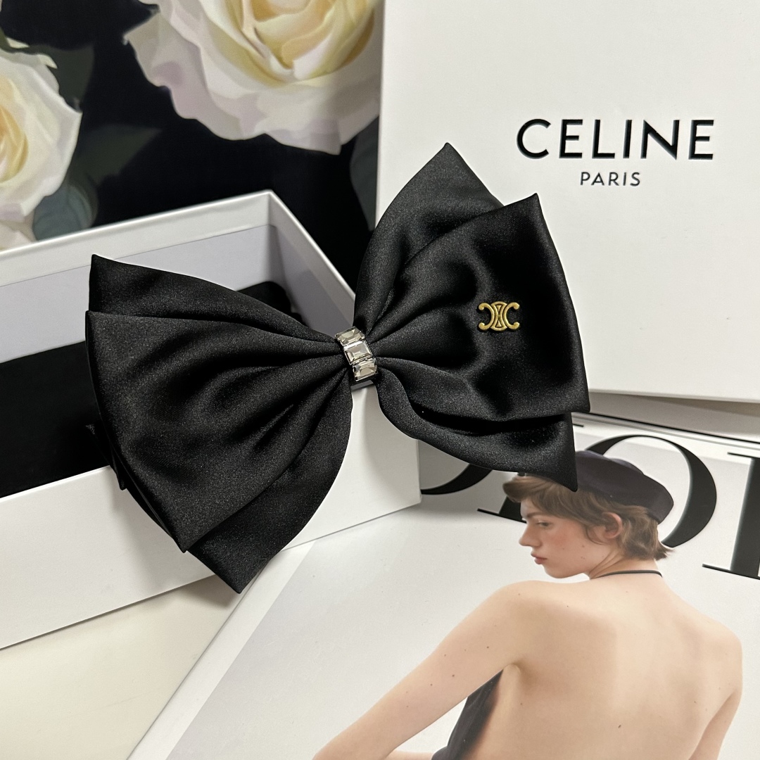  配专柜包装
Celine（赛琳）最新蝴蝶结中古五金发夹#
信我！人手必备的单品 这件必须买
洋气神仙颜